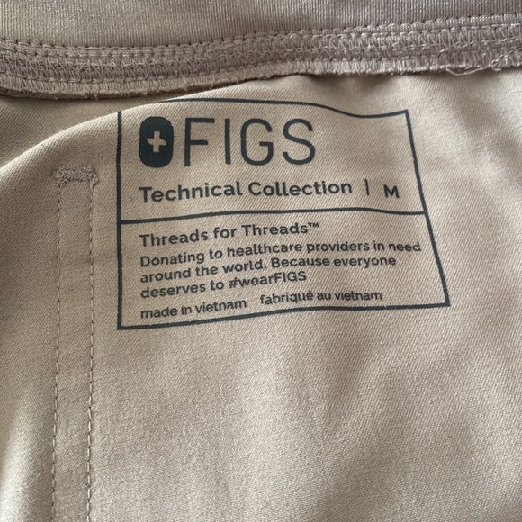 Women’s Figs Livingston basic scrub pants, M. *small bleach spot* - Picture 2 of 4